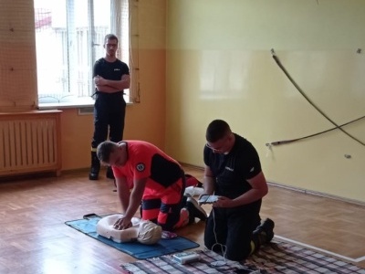 Spotkanie ze strażakami i ratownikiem medycznym (10)